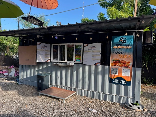 The 365 American Grill food truck on Calle El Tanque in daylight